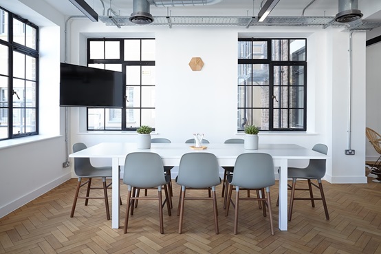 Why office desks are an absolute must for any office goer